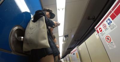 【駅 エロ画像】駅で見つけた長身で美脚すぎるJKのパンツを電車が来るまで盗撮してみた！のサムネイル画像