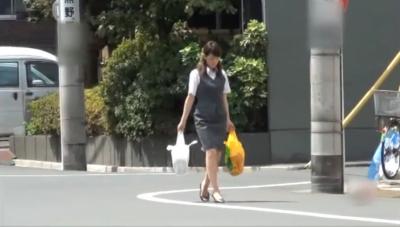 【OL 動画 キャプ】街中でスカート捲りに襲撃されたOLたちのパンツと反応がたまんないｗｗｗのサムネイル画像