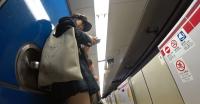 【駅 エロ画像】駅で見つけた長身で美脚すぎるJKのパンツを電車が来るまで盗撮してみた！のサムネイル画像