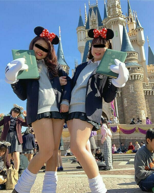 ディズニーランドエロ画像112枚 修学旅行のjkが夢の国ではしゃぎパンチラがエロい 女神ちゃんねる
