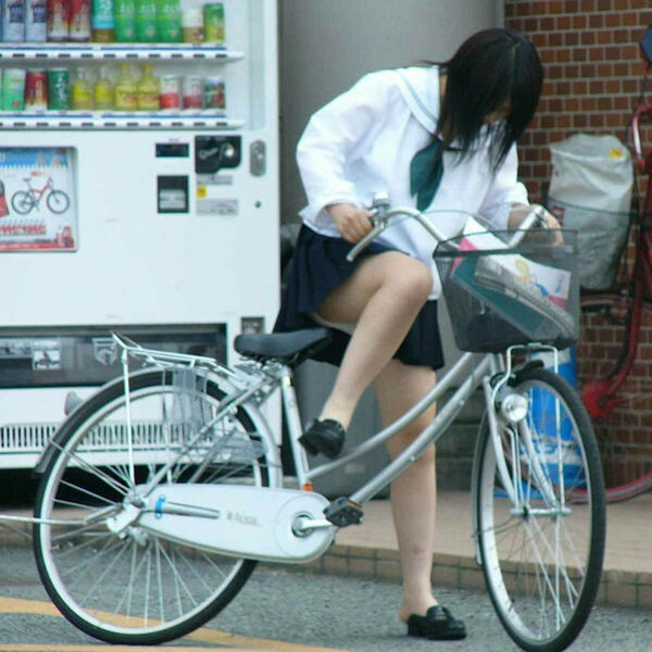 自転車パンチラエロ 1枚目