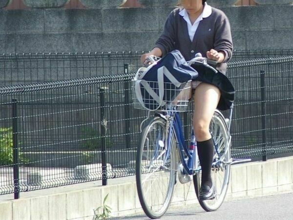 自転車パンチラエロ 9枚目