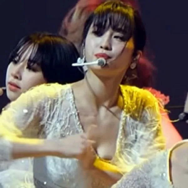 ダンス 胸チラ 2枚目