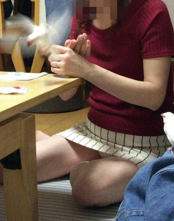 人妻パンチラエロ 1枚目