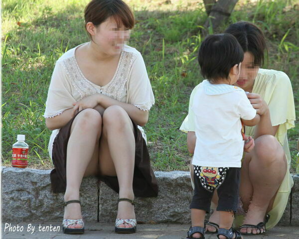 人妻パンチラエロ 3枚目