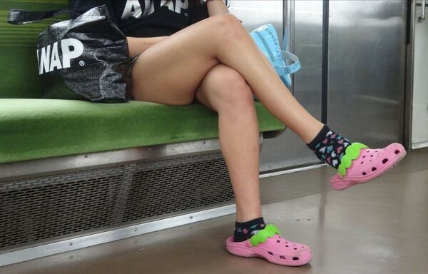 足組みパンチラ 27枚目