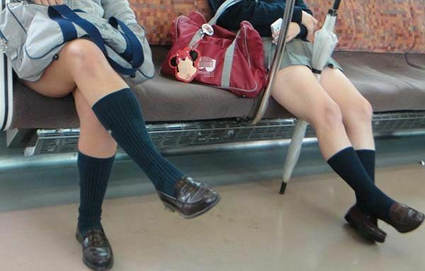 足組みパンチラ 35枚目