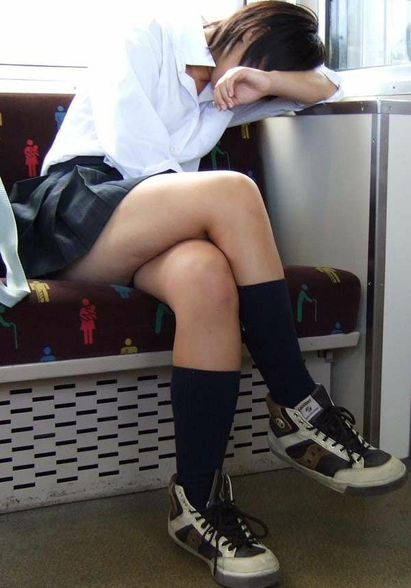 足組みパンチラ 72枚目