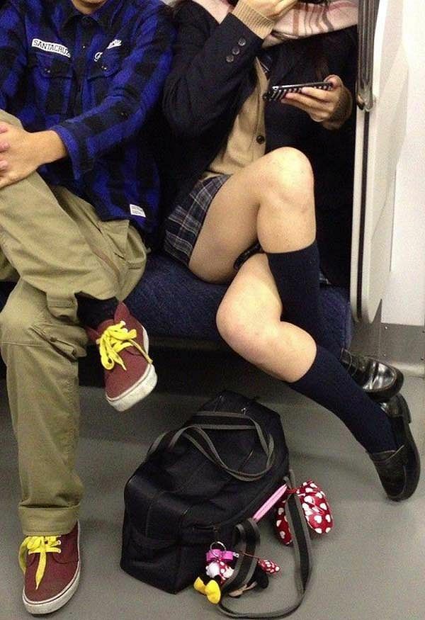 足組みパンチラ 74枚目