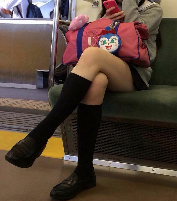 足組みパンチラ 84枚目