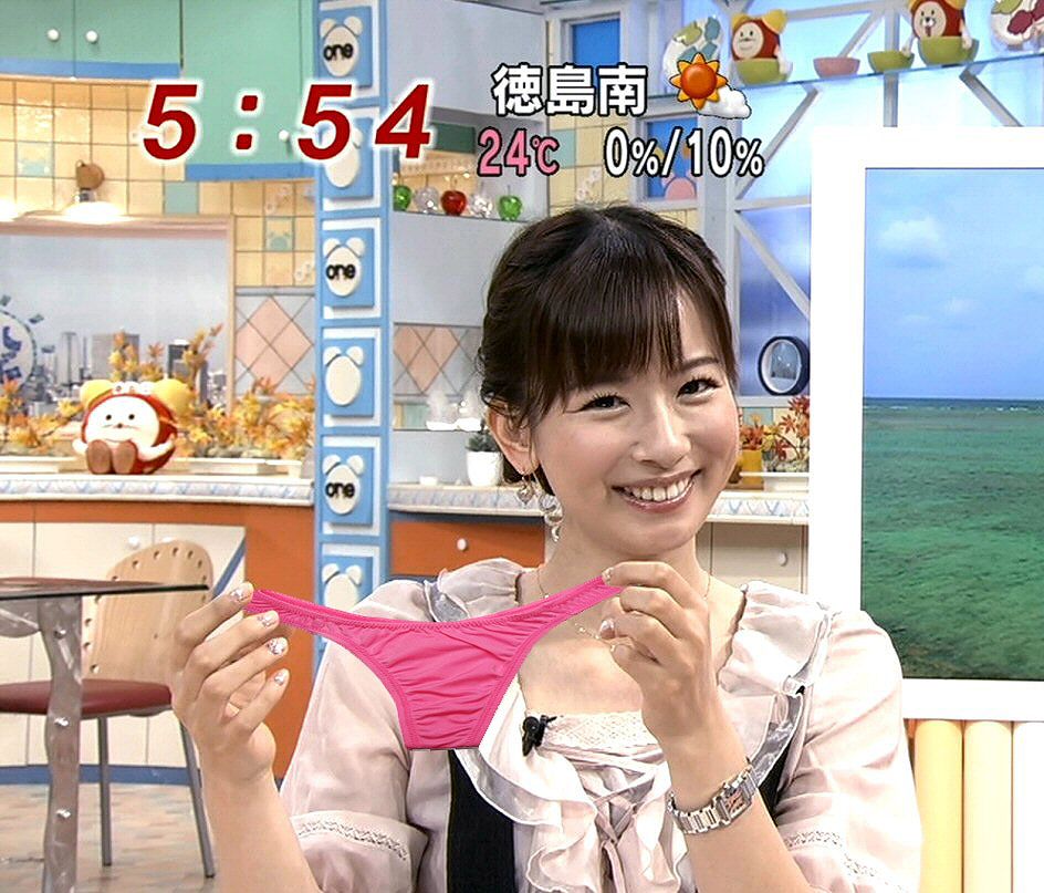 お股ユルユルの女子アナがTVでパンツを晒すハプニング画像