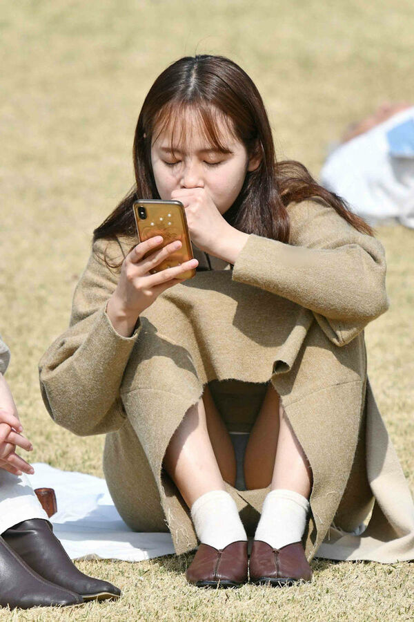 座ってる素人たちのパンチラばっかり集めてみた 31枚目