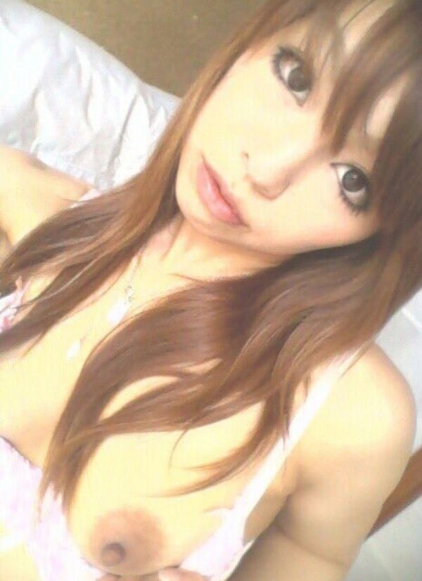 ブラジャーからおっぱいをポロリとこぼれさせてるエロ画像 31枚目