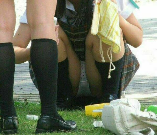 JKしゃがみパンチラ 1枚目