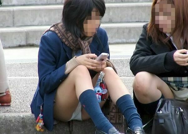 JKしゃがみパンチラ 2枚目