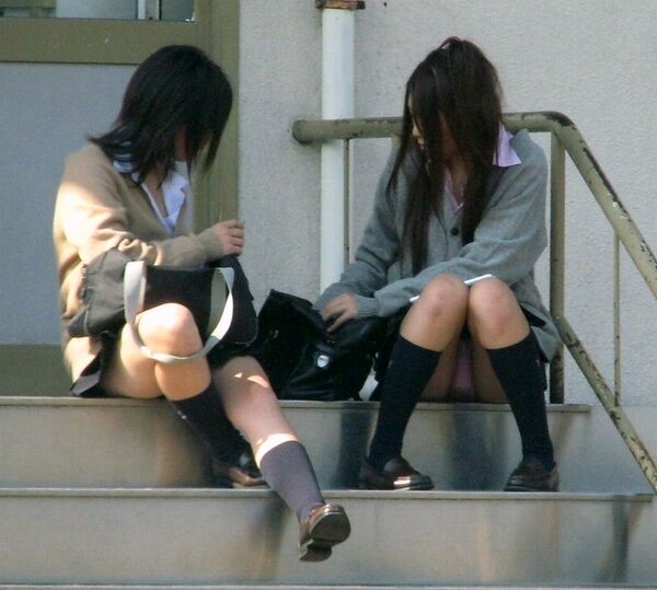 JKしゃがみパンチラ 3枚目
