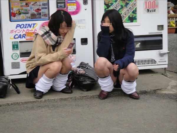 JKしゃがみパンチラ 5枚目