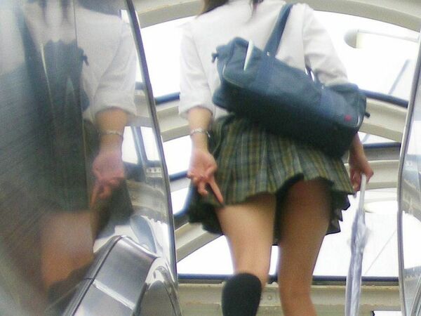 階段パンチラエロ画像 3枚目
