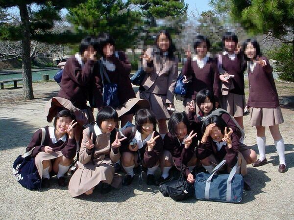 集合写真パンチラエロ画像30枚 記念写真にパンツが写り込んでしまった女子って大抵1人はいるよねw 女神ちゃんねる