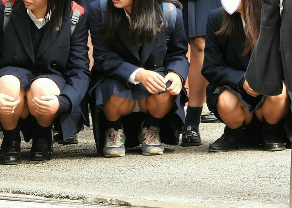 集合写真パンチラエロ画像30枚 記念写真にパンツが写り込んでしまった女子って大抵1人はいるよねｗ 女神ちゃんねる