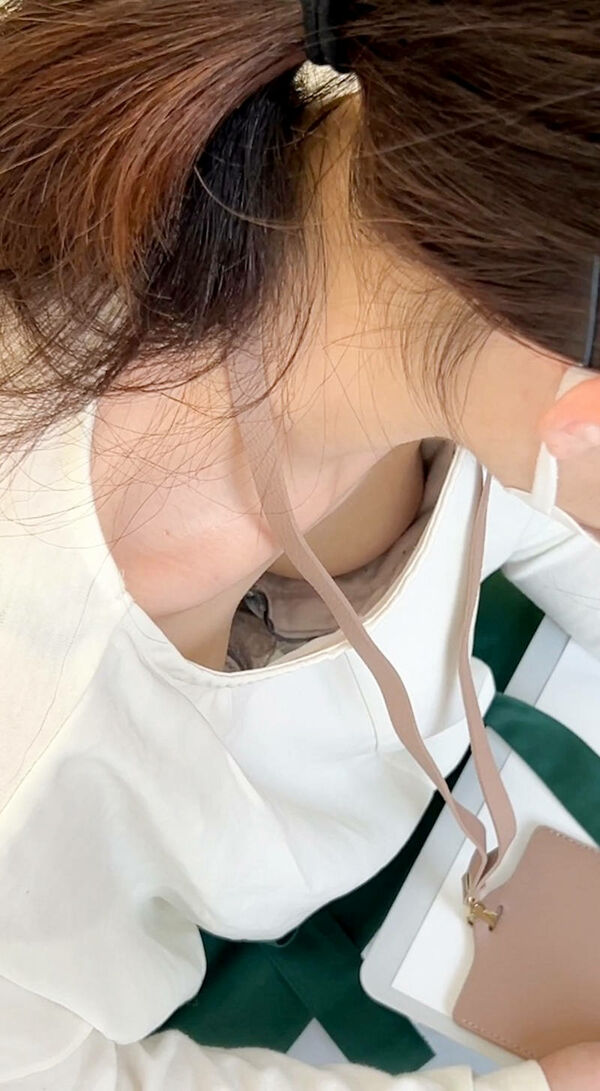 胸ちらエロ画像 11枚目