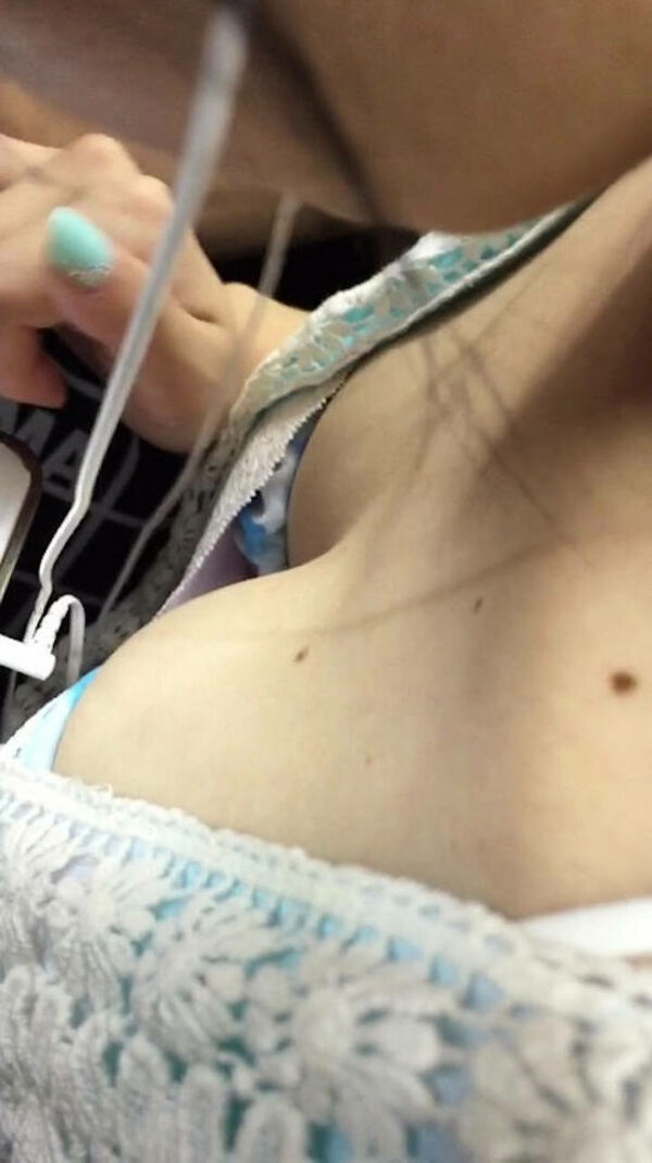 胸ちらエロ画像 30枚目