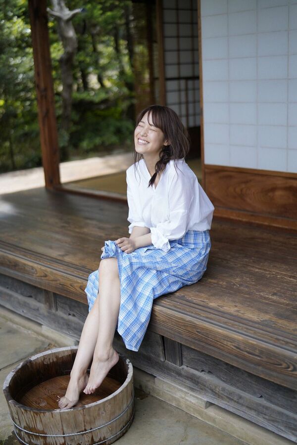 鷲見玲奈 エロ画像 21枚目